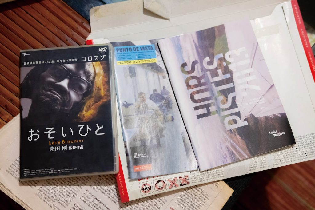 雅昭在務農前,原本從事影像工作,擔任攝影的紀錄片曾發行過DVD。