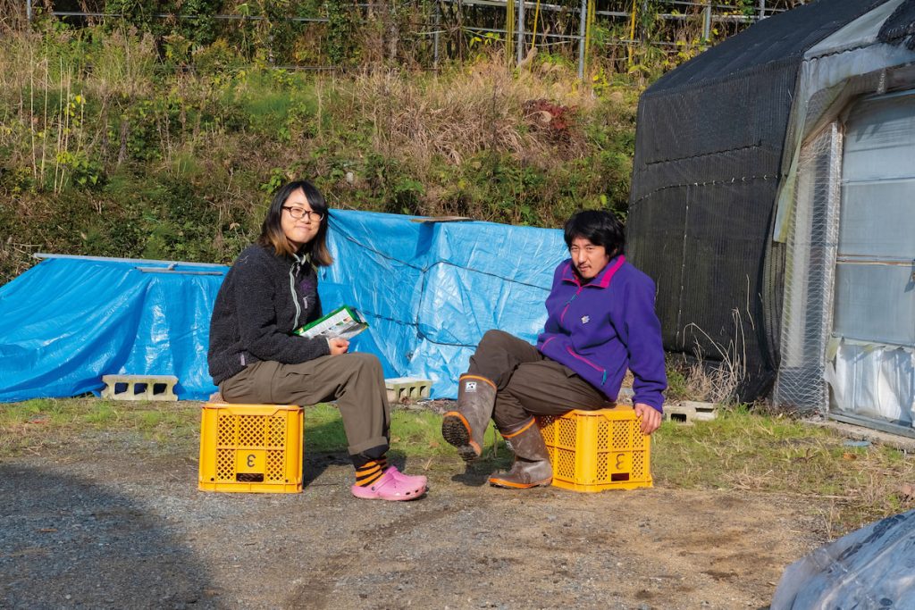 務農初期,高倉夫妻常拉塑膠籃充當桌椅,隨興地坐著休憩。