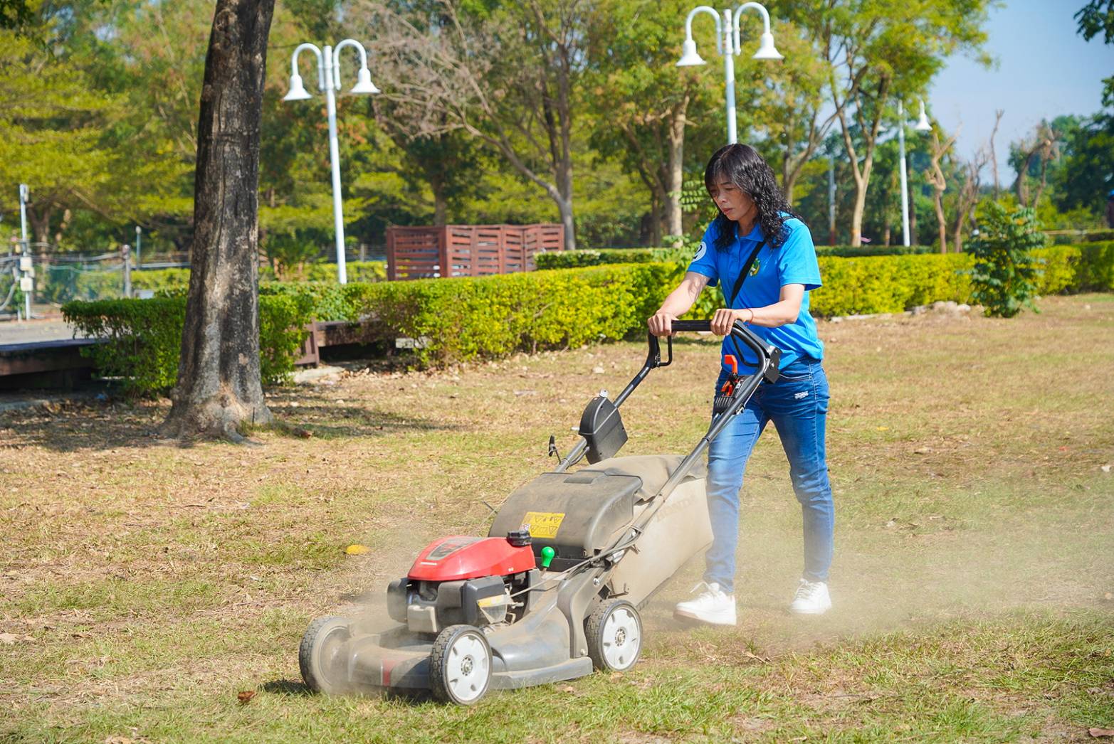 農友實際操作農機(吳尚鴻攝)