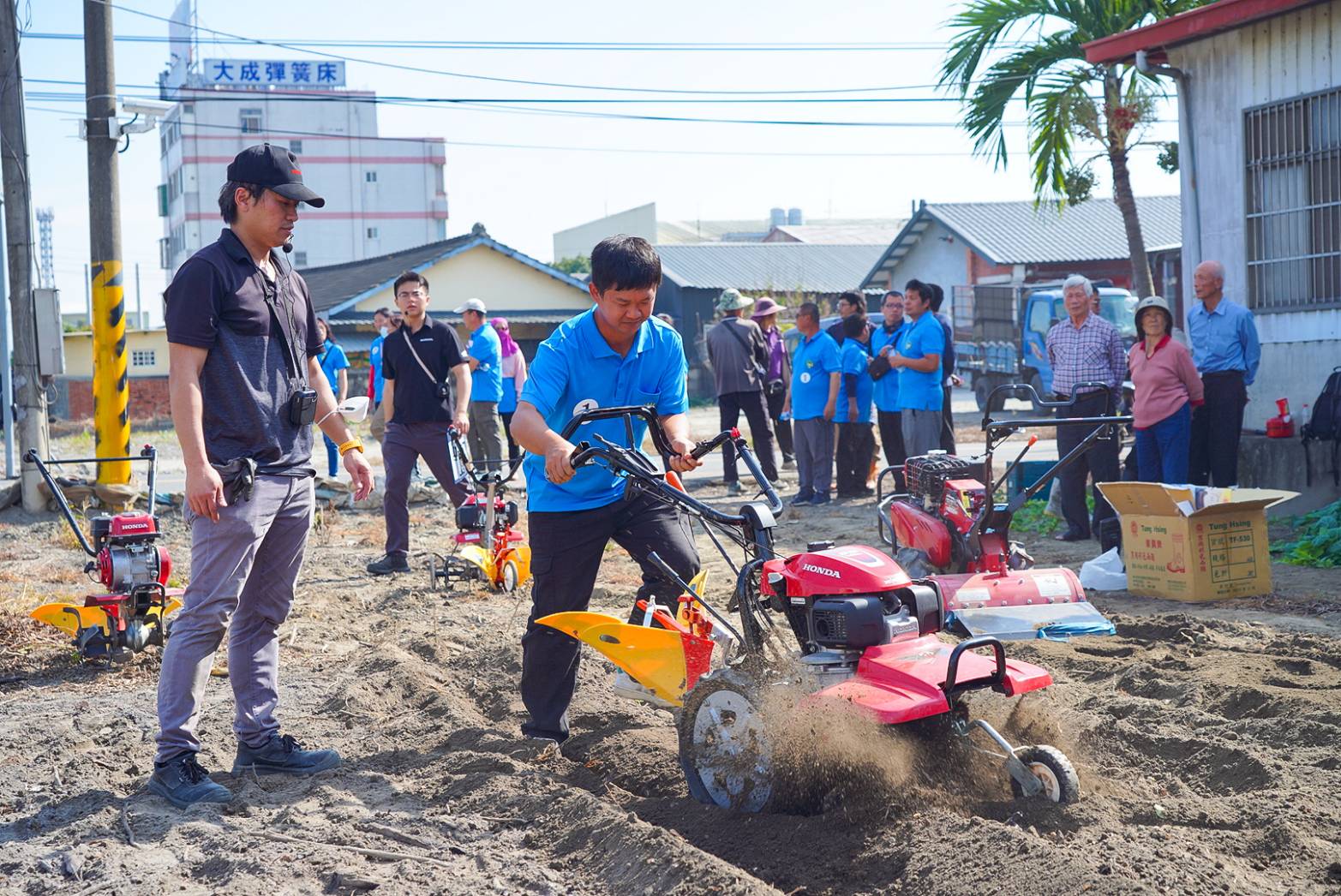 農友實際操作農機(吳尚鴻攝)