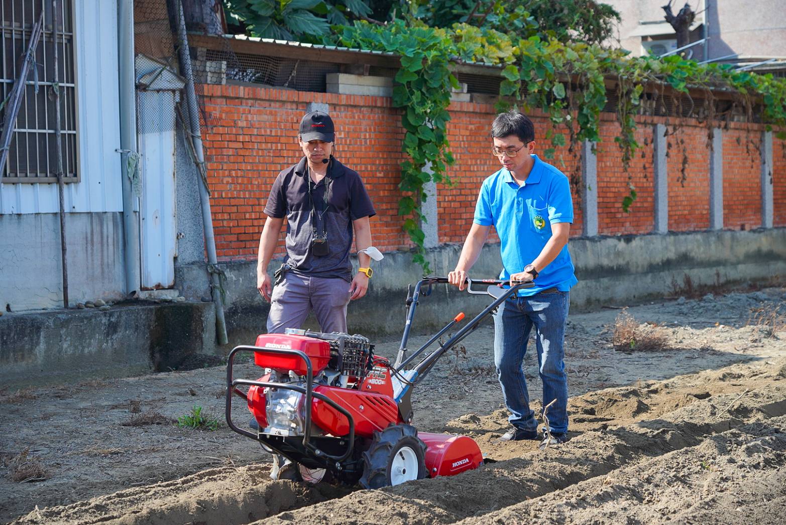 農友實際操作農機(吳尚鴻攝)