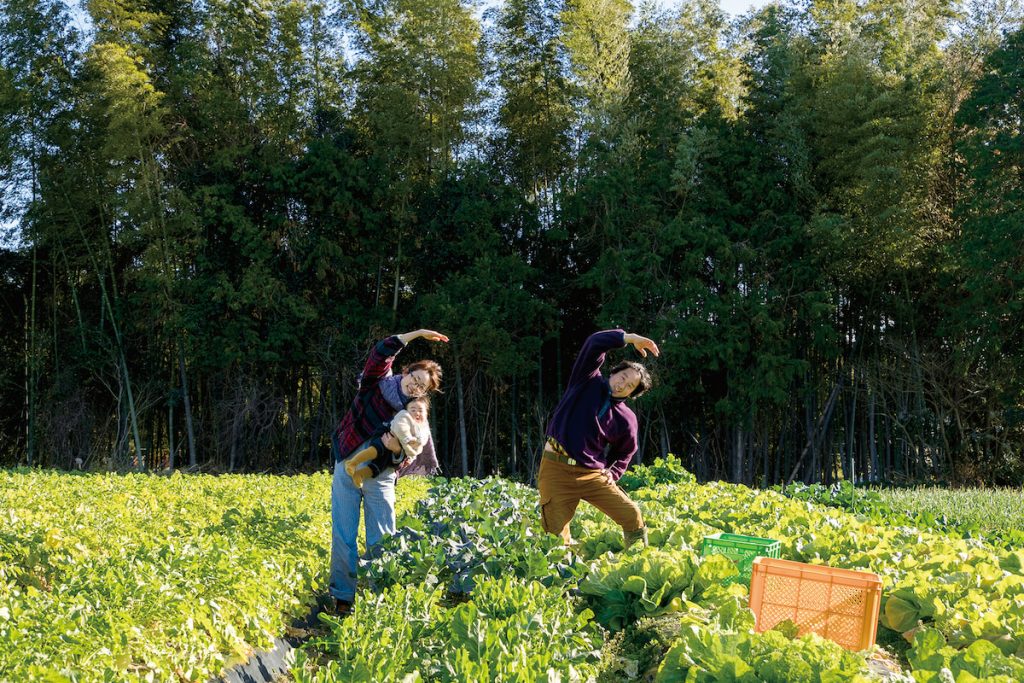 歡山出生後,夫妻倆在田間做廣播體操的習慣,有了新的成員一同參與。