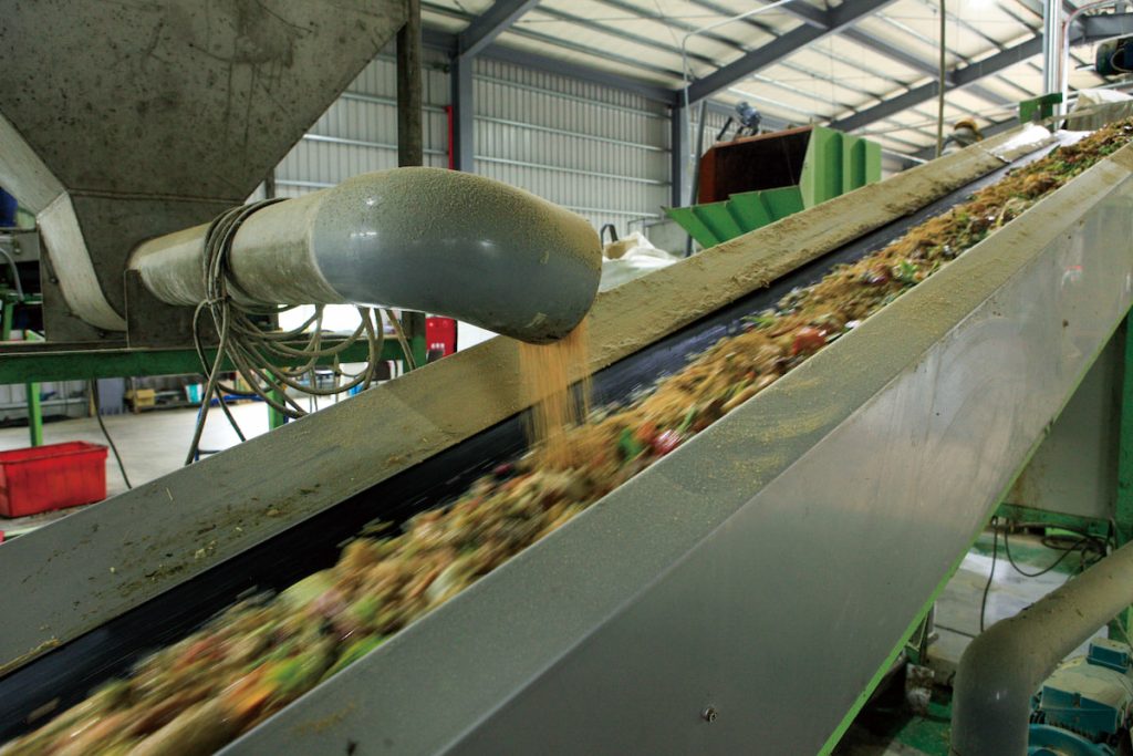 TTT處理廚餘過程,將廚餘放在輸送帶上添加副資材是重要的步驟之一。