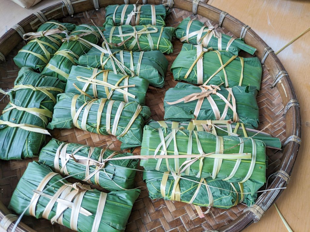 吉拿富最外層的包裹葉片會使用五節芒或血桐，將其綑綁紮實。