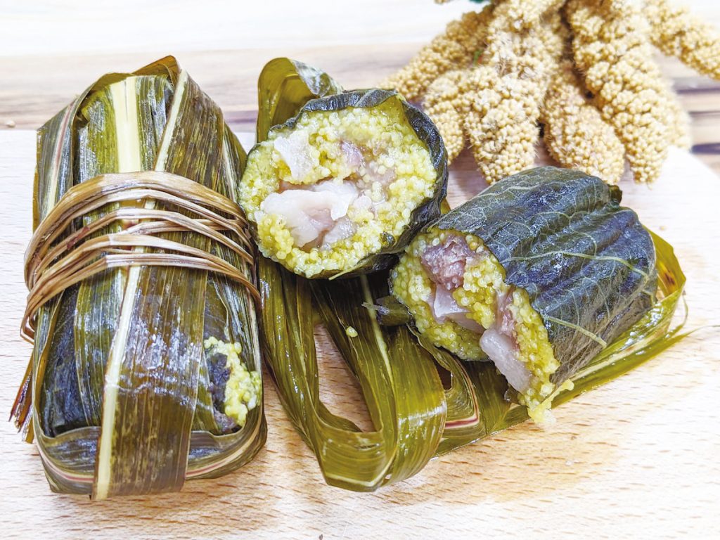 小米吉拿富，在餡料外層會以假酸漿葉包裹，食用時這層不黏的葉片，正好可以用來供人拿取而不沾手。