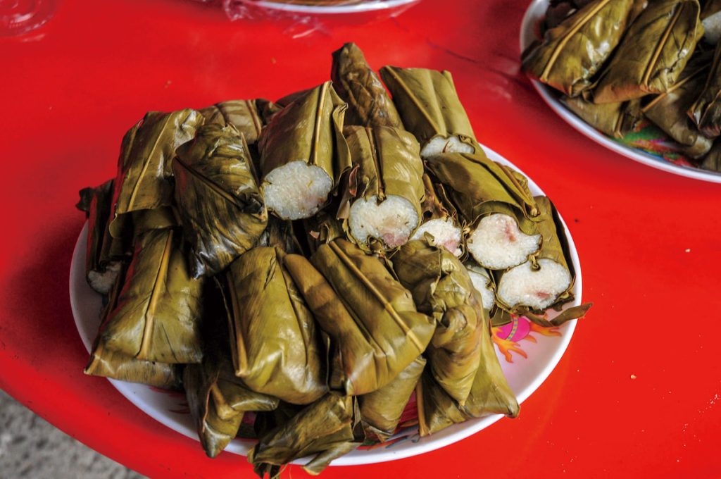 在光滑的月桃葉裡，包裹著被摏碎的小米粉、糯米粉等，吃起來黏口、看不到粒狀的榖粒，其被稱為阿粨。