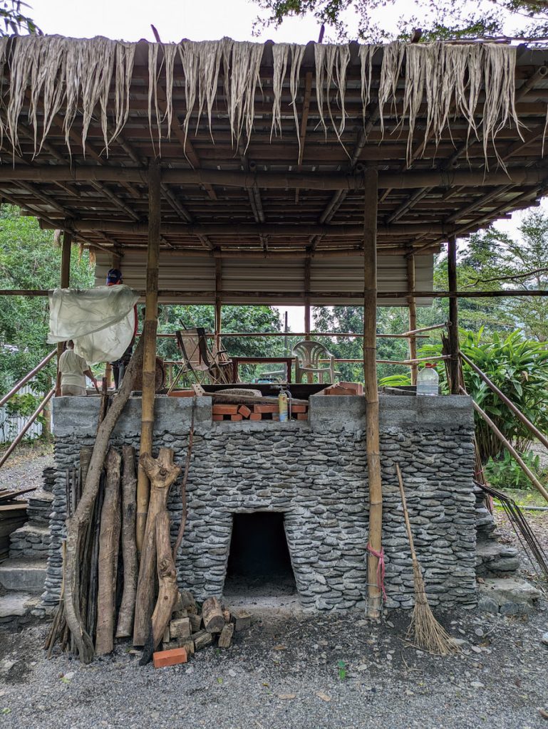 將芋頭用窯烘乾保存，是排灣和魯凱族狩獵時不可或缺的獵人食物。