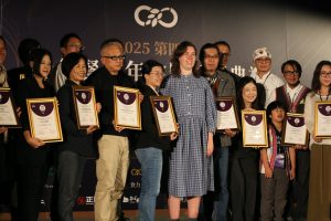 Hannah Macey(右8)頒發 FMG 給今年度獲獎餐廳。(攝影/孫維揚)