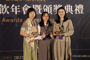 今年呷米友善餐廳(左)與長盈海味屋(右)獲得最佳永續海洋獎。(攝影/孫維揚)