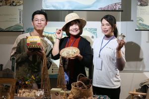 林淑娥(中)看見雲林很多珍貴農產業資源,並設計跨鄉鎮遊程吸引外界造訪。(攝影/孫維揚)