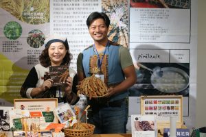 林詠辰(左)用共耕、料理創作等方式,維持部落保種雜糧。(攝影/孫維揚)