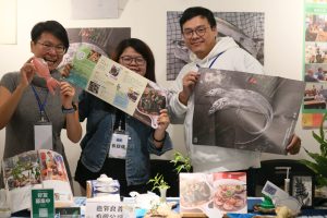 戴秀真(左)跟團隊製作各種教材,落實成人食魚教育。(攝影/孫維揚)