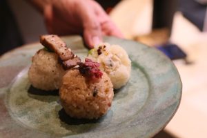 配合書籍與《百年稻浪》策展,張育瑋用濁水溪流域上的物產製作風味飯糰。(攝影/孫維揚)