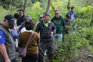 林宏達(中)帶領遊客體驗農場豐饒資源。(攝影/孫維揚)