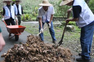農場收取淘汰菇包,請遊客混合成陸生螢火蟲棲息用的基質。(攝影/孫維揚)