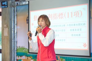 張麗卿洞見動物福利重要性，飼養乳牛後就積極獲取認證。（攝影／吳尚鴻）