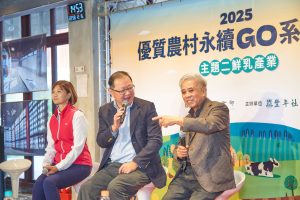 張麗卿（左）、梁鴻彬（中）與蔡南（右）討論酪農開發多元乳加工品重要性。（攝影／吳尚鴻）