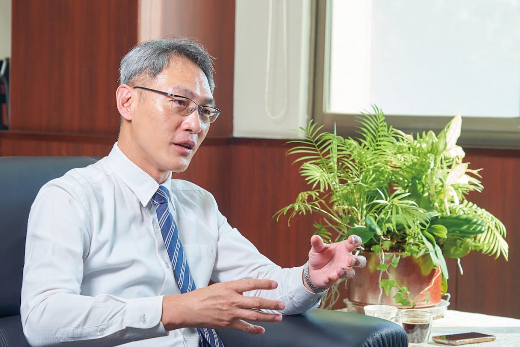 現任獸醫研究所所長鄧明中,從第一線研究員做起,多次將國外最先進的技術帶回臺灣。