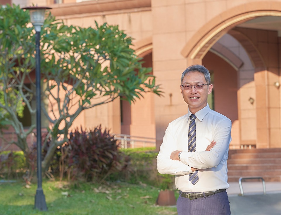 農業部獸醫研究所所長鄧明中，承襲歷代前輩的努力，長年為臺灣動物疫病打下紮實研究與檢測的基礎。