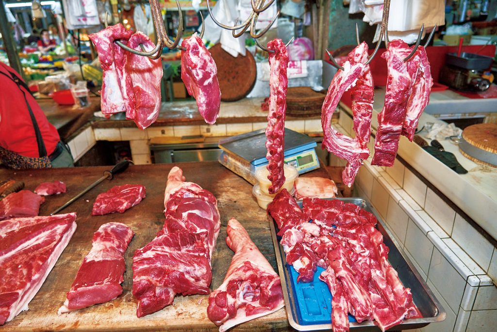 溫體豬肉攤在禁運禁宰期間,受到的衝擊最深。(攝影╱吳尚鴻)