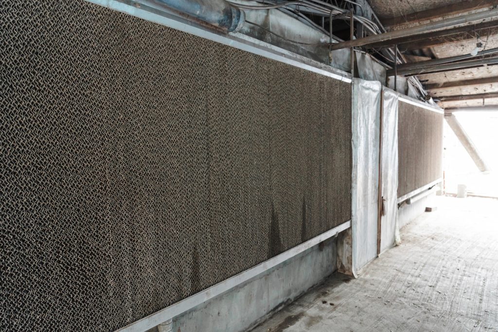 水簾式豬舍的基本設施是在畜舍一端設置簾幕,讓水均勻擴散並引入新鮮空氣。