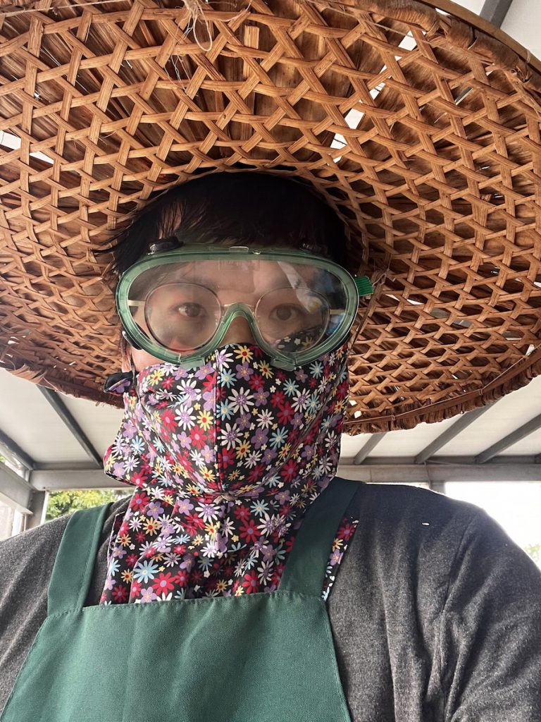 洪崇德一開始雜草都靠拔或小鐮刀，後來還是扛起了噴霧器。