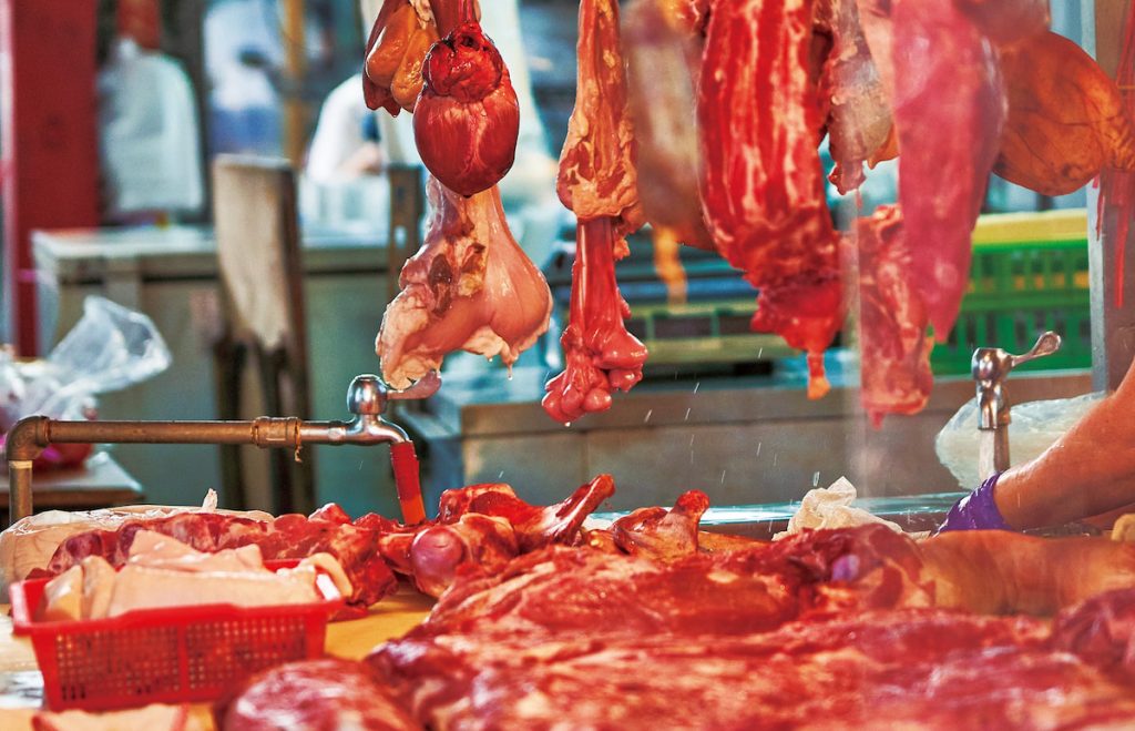 疫情期間屠宰場運作受影響,禁運解除後大量豬隻湧入市場,導致肉豬價格下跌。