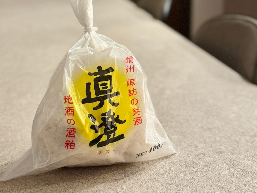 酒粕、白味噌、與蛤蠣巧達湯 食材:培根、洋蔥、馬鈴薯、冷凍蛤蠣肉、牛奶
調味料:酒粕、白味噌、橄欖油、奶油、麵粉、清酒( 或料理酒)、日式高湯粉(烹大師)