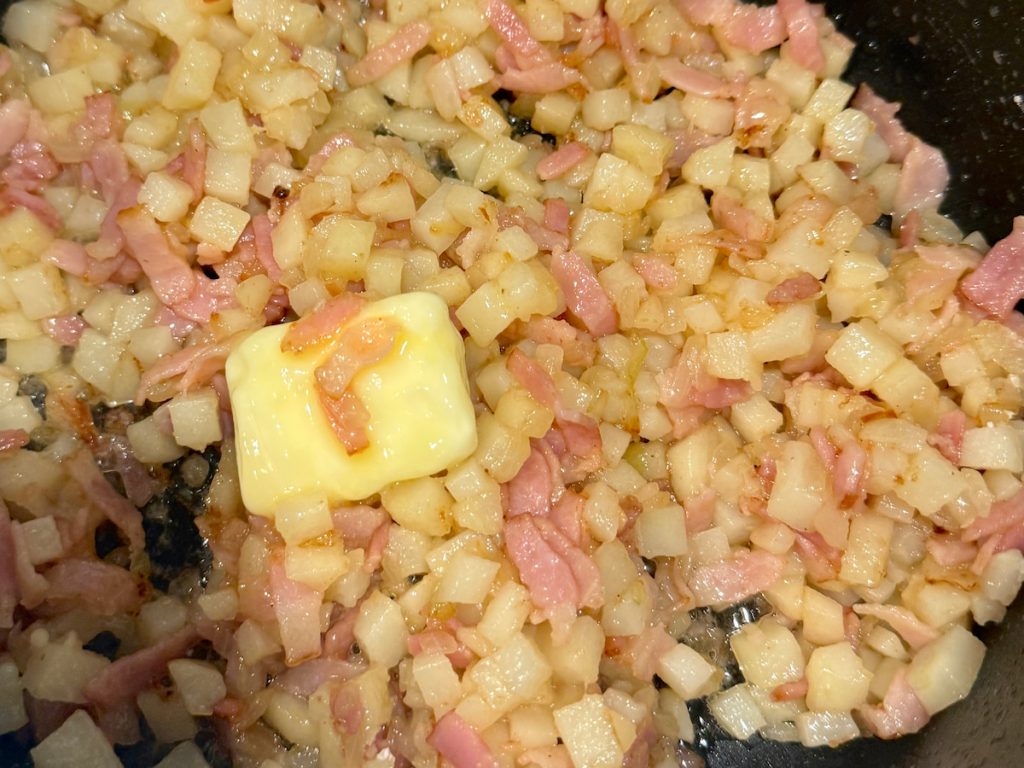 料理步驟
1 鍋中倒入橄欖油與培根碎,煸炒至焦脆後,加入洋蔥碎與馬鈴薯丁炒軟。
2 加入20g 奶油與1 大匙麵粉,炒出甜香。
3 沿鍋邊倒入清酒,趁熱刮起鍋底精華。
4 倒入牛奶與烹大師,轉小火燉煮約15分鐘,直到馬鈴薯變軟、湯頭濃稠。
5 加入蛤蠣肉,輕輕拌開。
6 加入兵乓球大小的酒粕與同量白味噌,推散融於湯中。可視口味增減。
7 最後小火煨煮3–5分鐘。
8 淋上橄欖油,搭配麵包享用。