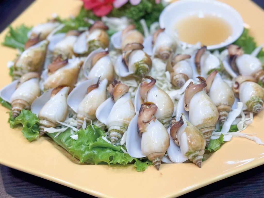 新鮮的鳥仔螺直接水煮，拉著口蓋輕易就能拉出螺肉，滋味濃厚十分美味。