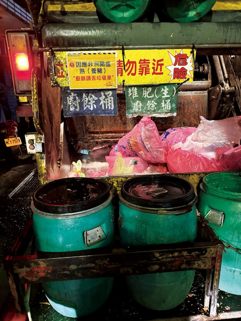 非洲豬瘟疫情爆發後,清潔隊收受家戶廚餘的方式也隨之改變,要求民眾直接丟進垃圾車。(攝影╱洪與成)