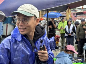 「海波浪」團隊帶領遊客走讀大溪漁港。(攝影/孫維揚)