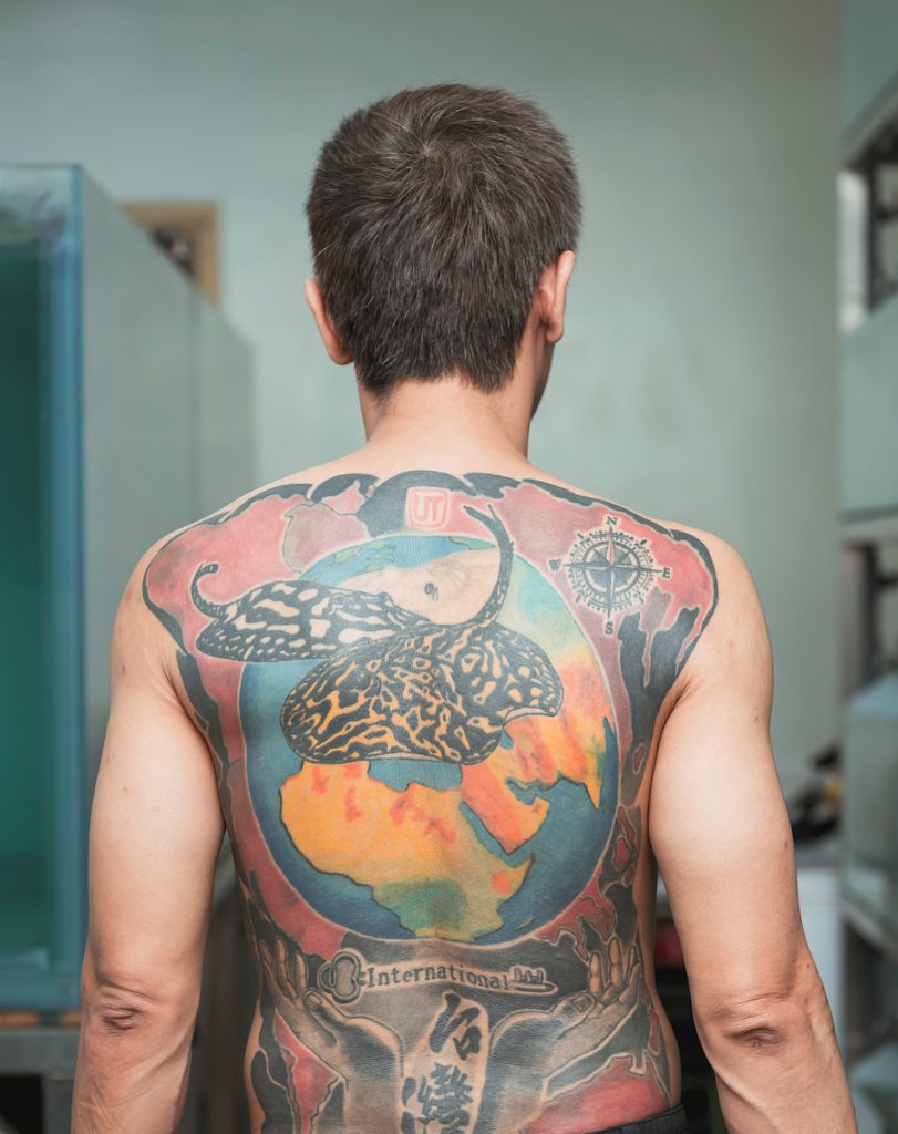 直線黑帝王、白化黑帝王、皇子三尾都是呂承宇孕育的結晶,他將其刺青背上。