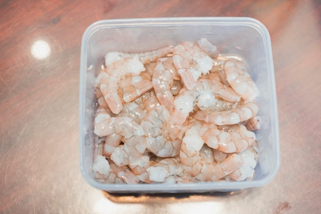 餵食蝦類能讓紅龍發色。