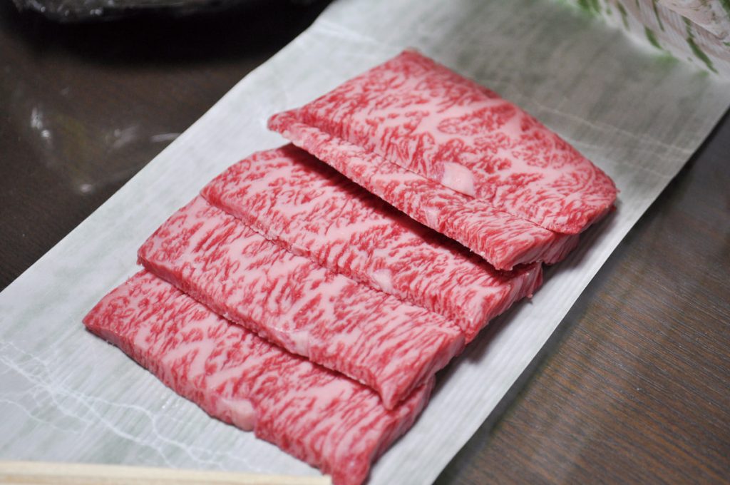 享譽世界的和牛,需等屠宰後才能依據油花、肉質等特徵評級,或許是臺灣豬產業能借鏡的方向。(攝影╱Schellack Wikimedia Commons CC BY 3.0 DEED)