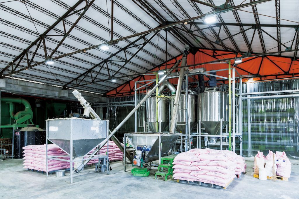 這是黑水虻的廚房,從食品廠蒐集來的豆渣、芭樂渣甚至麵條,都在這裡攪拌,再送給蟲蟲吃。