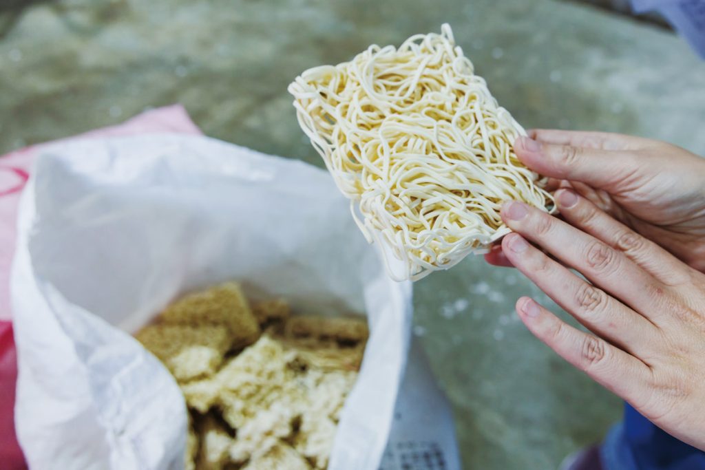 引了食品廠送來的芭樂渣與麵條,都是雲林場吃素的蟲蟲們的食物。