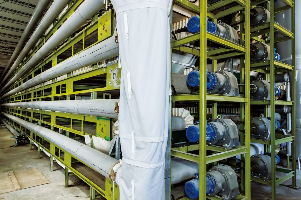 長36公尺,寬1.8公尺的6層「育肥床」,一座同時有將2,000萬隻的黑水虻幼蟲,正認真工作著。