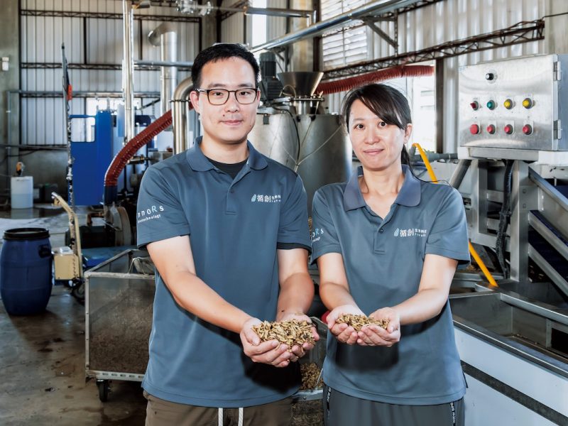 錢柏綸（左）、沈蔚軒（右）不約而同因看好黑水虻的發展與效益而創業，如今成為共同奮鬥打拼的好伙伴。