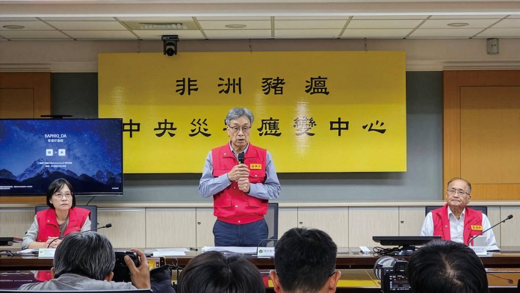 農業部長陳駿季(圖中站立者)與防疫團隊在疫調期間與時間賽跑,每天應對最新情況,並向社會大眾報告。(圖片提供╱農業部)