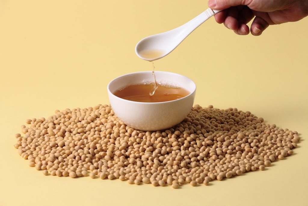 大豆醱酵製作植物雞精技術,是國內近年新興研發的替代蛋白產品之一,已技轉給業者生產。(圖片提供╱森康食品)