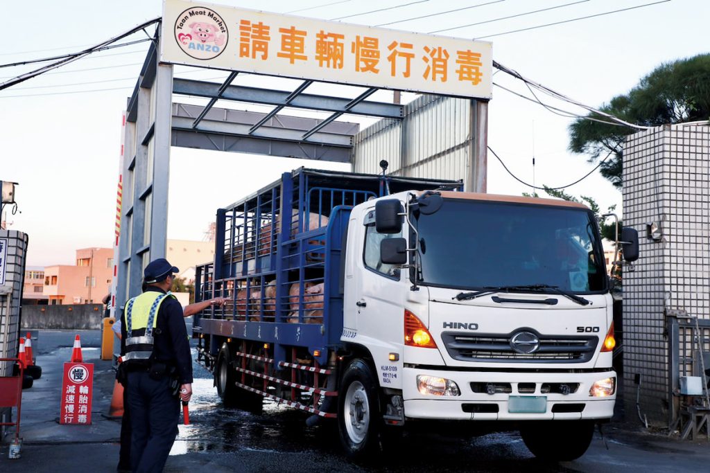 肉品市場為了避免非洲豬瘟擴散,充分清消車輛,落實生物安全。(圖片提供╱臺中市政府)