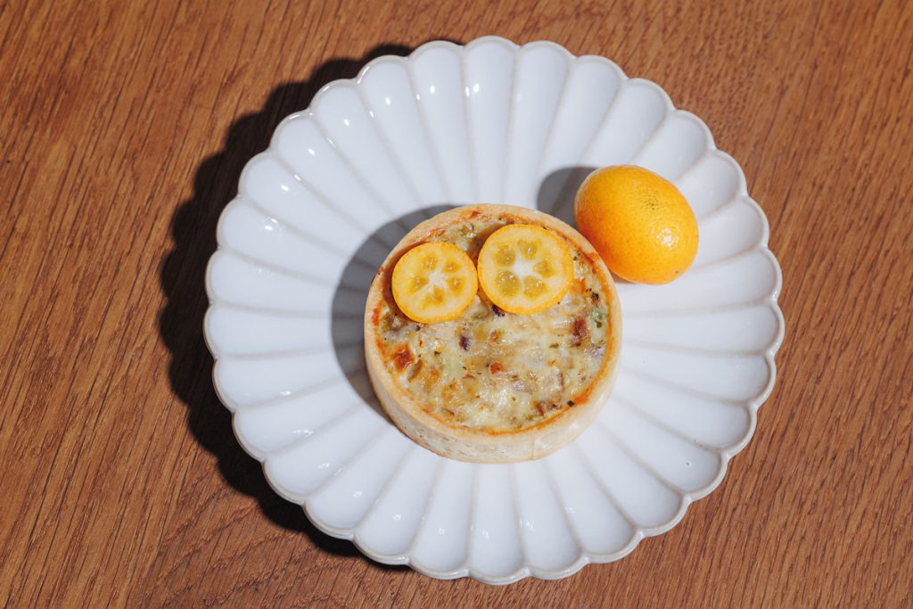 內含宜蘭三寶：金柑、三星蔥、鴨賞製成的鹹派。鹹甜交織、清爽不膩。