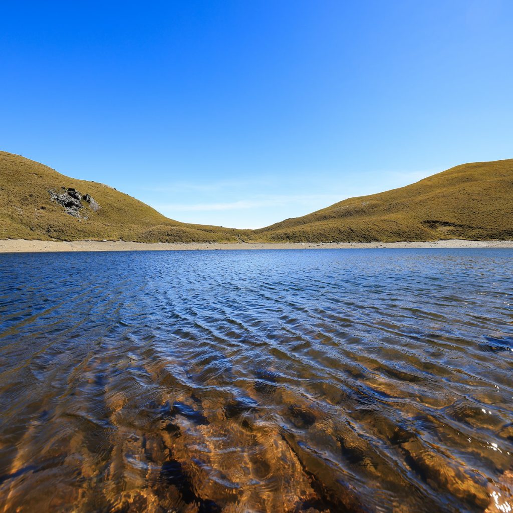 高山透徹的藍天，映在嘉明湖的粼粼波紋上，呈現它的另一種美好。