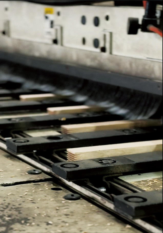 透過指接機系統,原本需要多段處理的工序被整合為連續產線:自動入料、雙端開指榫、布膠、接長與半成品疊料可一次完成。此系統在提升產能的同時,也確保接長品質的一致性,使辳和能穩定量產MIT指接板,並長年供應海外市場。(圖片提供/ 陳宛慶)