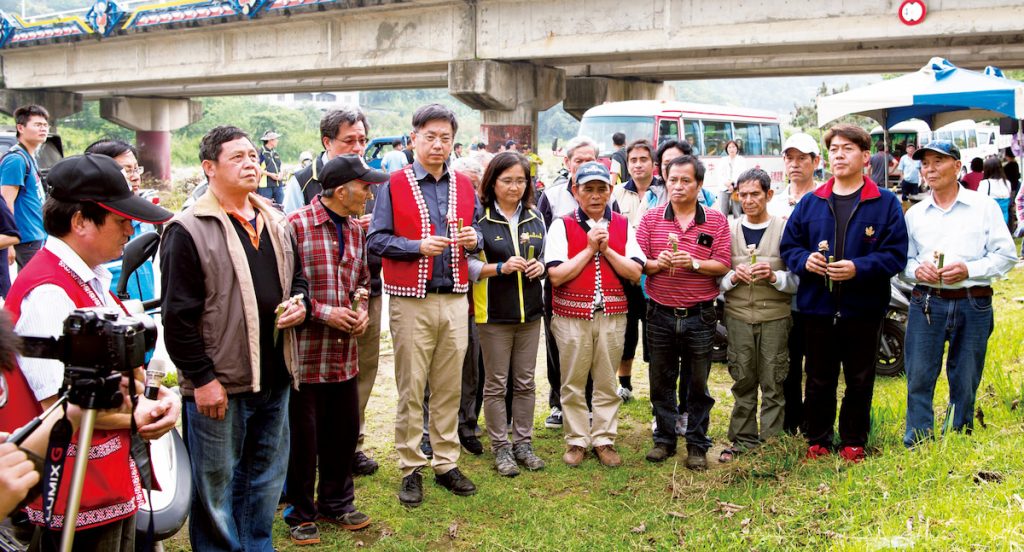 林華慶代表林務局與苗栗南庄賽夏族和解,邀請他們一起保護永續森林。(圖片提供/林業及自然保育署)