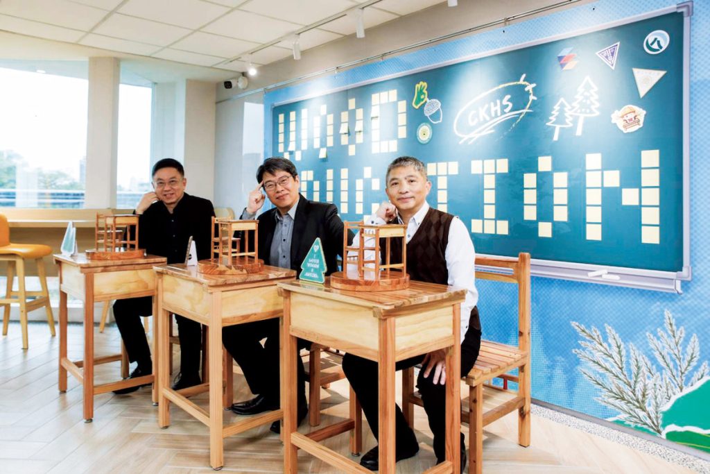 林華慶(左)化身超級推銷員,成功讓建國中學採購1100套國產材課桌椅。(圖片提供/林業及自然保育署,圖中為建中校長莊智鈞,圖右為林業署花蓮分署長黃群策)