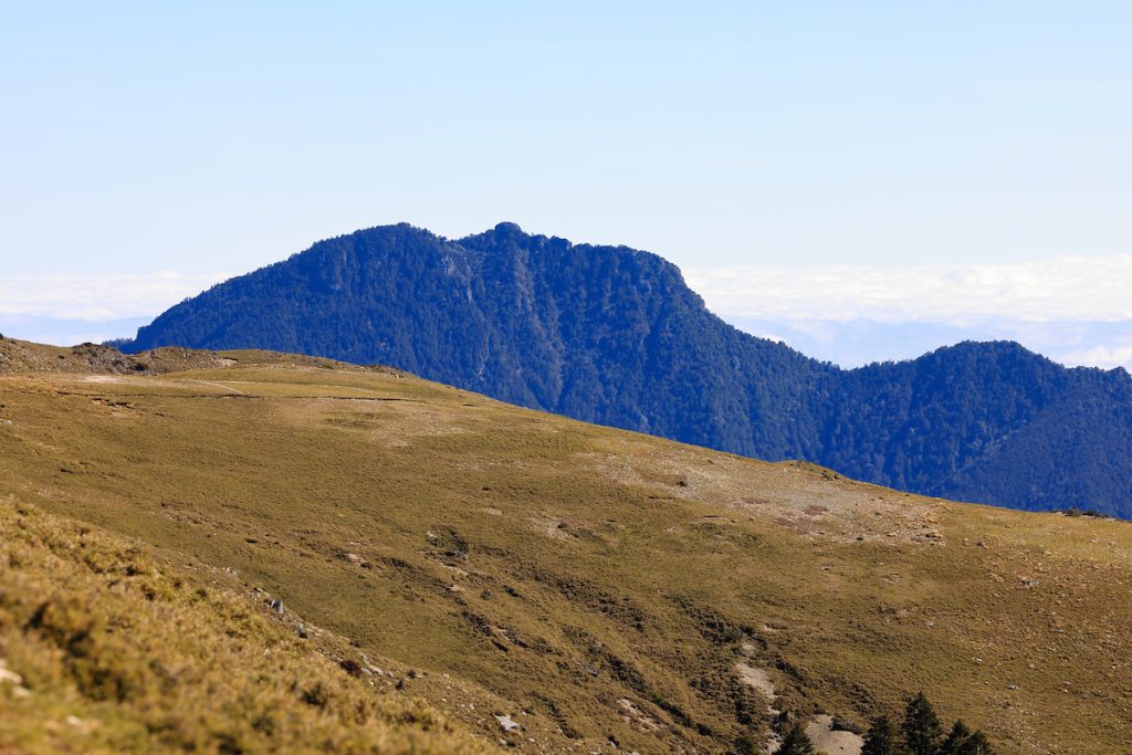 沉睡的新康山側臉。