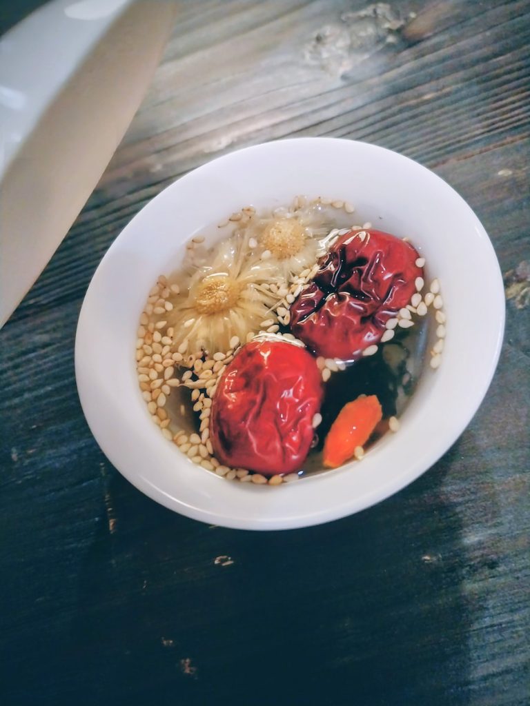 浸泡過後，揭蓋呈現的八寶茶。