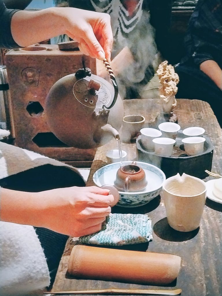 起炭燒水泡茶，炊煙中滿是濃郁的年味。
